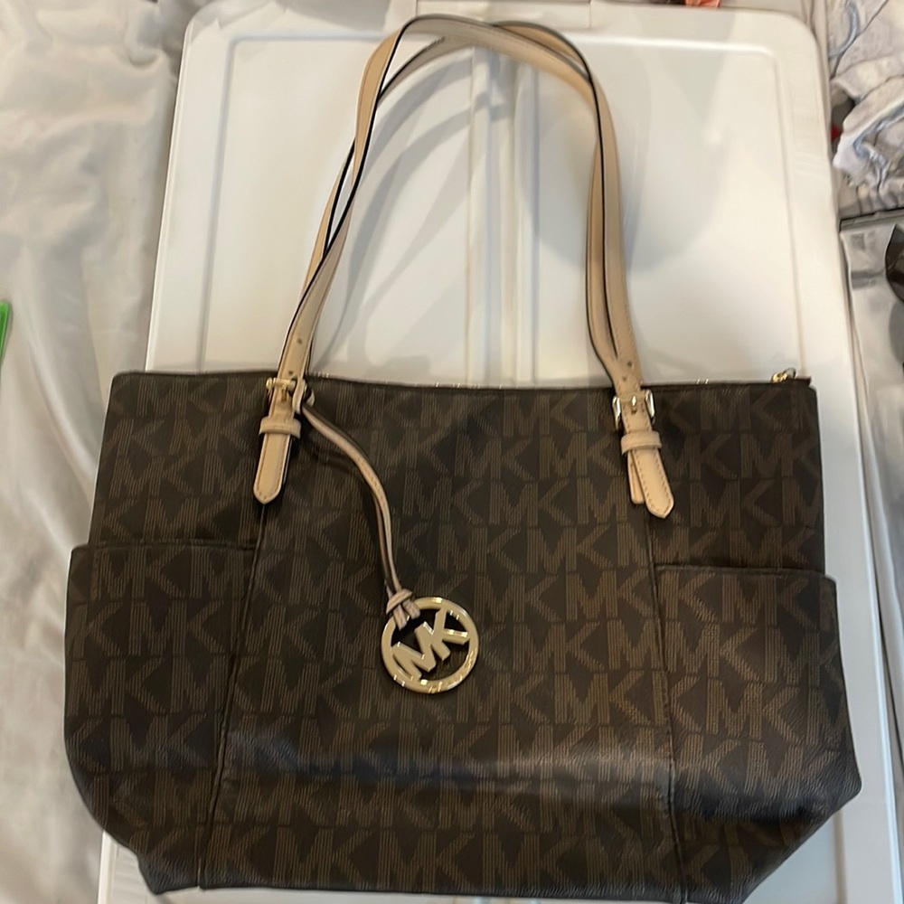 Michael Kors Jet Set Zipper Tote